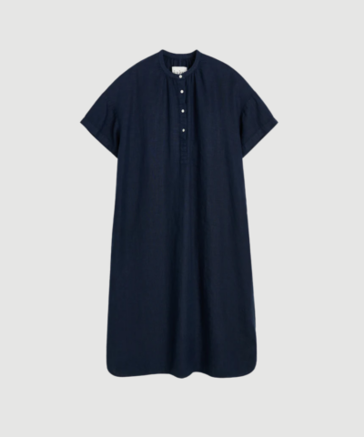 Cille Dress Linen fra Aiayu er en elegant kjole i 100 % hør med afslappet pasform og let struktur. Kjolen i navy har et tidløst udtryk og er perfekt til både hverdag og sommerbrug.