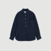Lynette Linen fra Aiayu er en elegant style i 100 % hør med afslappet pasform og let kvalitet. Designet i navy giver et tidløst og sofistikeret udtryk, perfekt til både hverdag og sommerlooks.