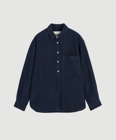 Lynette Linen fra Aiayu er en elegant style i 100 % hør med afslappet pasform og let kvalitet. Designet i navy giver et tidløst og sofistikeret udtryk, perfekt til både hverdag og sommerlooks.