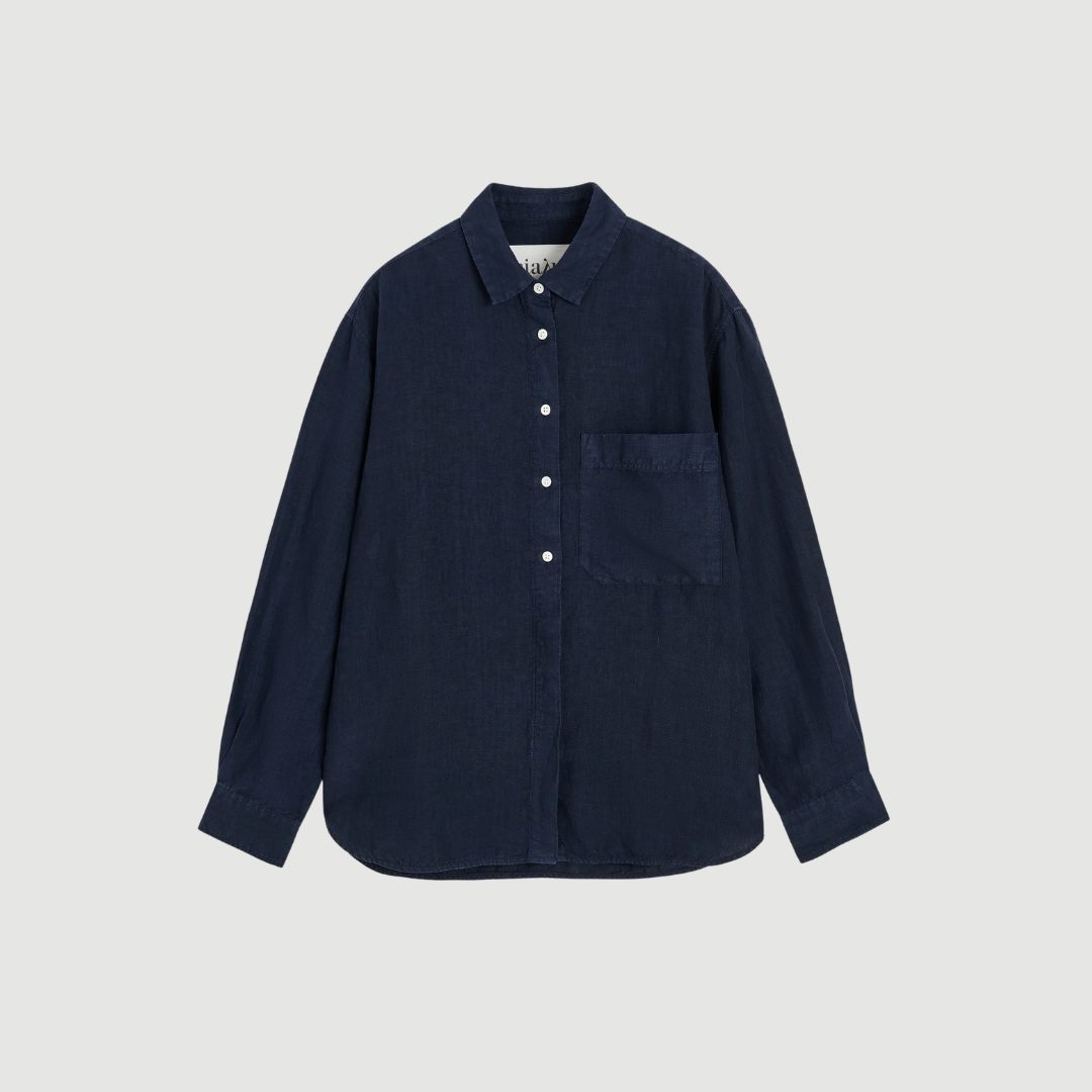 Lynette Linen fra Aiayu er en elegant style i 100 % hør med afslappet pasform og let kvalitet. Designet i navy giver et tidløst og sofistikeret udtryk, perfekt til både hverdag og sommerlooks.
