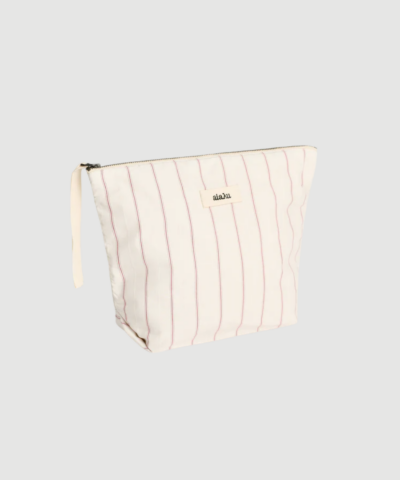 Pouch Champetra Mix fra Aiayu i Merlot er en stilren taske med tekstureret design og praktisk størrelse. Perfekt som clutch eller organizer til hverdagens essentials.
