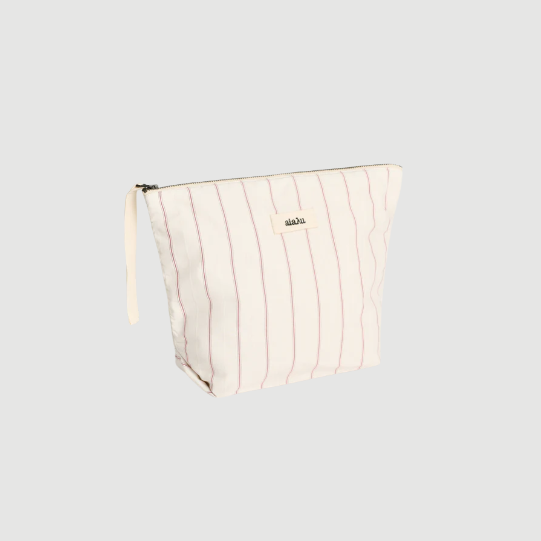 Pouch Champetra Mix fra Aiayu i Merlot er en stilren taske med tekstureret design og praktisk størrelse. Perfekt som clutch eller organizer til hverdagens essentials.