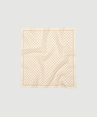 Starlia Cotta Scarf er et elegant bomuldstørklæde i 55x55 cm med diskret prikket mønster og klassisk design. Et let og alsidigt tørklæde, der passer perfekt til både hverdag og styling af outfits.