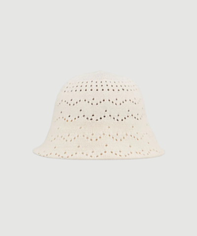 Breeze Bucket Hat fra BeckSöndergaard i Whitecap Gray er en klassisk bøllehat i let kvalitet med afslappet pasform. En stilfuld og praktisk accessory, perfekt til både sommer og hverdagsbrug.