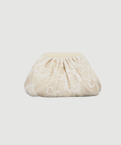 Croflora Bonita Bag fra BeckSöndergaard i Birch White er en dekorativ taske med tekstureret design og feminint udtryk. En stilfuld og praktisk taske, perfekt til både hverdag og sommeroutfits.