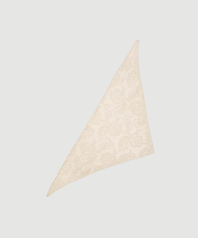 Croflora Triangle Scarf fra BeckSöndergaard i Birch White er et feminint tørklæde med trekantet form og tekstureret, floralt design. En elegant accessory, perfekt til både hverdag og lag‑på‑lag styling.