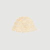 Croha Skull Hat fra BeckSöndergaard i Summer Sand er en let beanie i 100 % bomuld med tætsiddende pasform og minimalistisk design. En stilren og alsidig accessory, perfekt til både hverdag og overgangssæsoner.