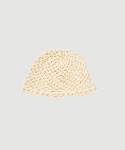 Croha Skull Hat fra BeckSöndergaard i Summer Sand er en let beanie i 100 % bomuld med tætsiddende pasform og minimalistisk design. En stilren og alsidig accessory, perfekt til både hverdag og overgangssæsoner.