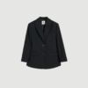 Adele Blazer fra By Malene Birger i sort er en klassisk enkeltbrystet blazer med hakkede reverser og fuld foring. En elegant og alsidig blazer med komfortabel pasform og bæredygtige materialer.