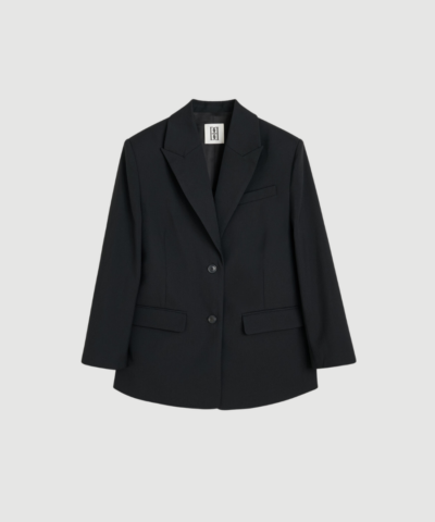 Adele Blazer fra By Malene Birger i sort er en klassisk enkeltbrystet blazer med hakkede reverser og fuld foring. En elegant og alsidig blazer med komfortabel pasform og bæredygtige materialer.