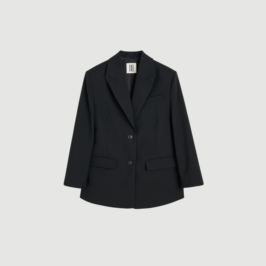 Adele Blazer fra By Malene Birger i sort er en klassisk enkeltbrystet blazer med hakkede reverser og fuld foring. En elegant og alsidig blazer med komfortabel pasform og bæredygtige materialer.