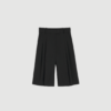 Cymbaria Shorts fra By Malene Birger i sort er elegante højtaljede shorts med brede ben og klassiske tailoring‑detaljer. En stilfuld og komfortabel model, perfekt til både hverdag og mere formelle sommerlooks.
