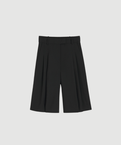 Cymbaria Shorts fra By Malene Birger i sort er elegante højtaljede shorts med brede ben og klassiske tailoring‑detaljer. En stilfuld og komfortabel model, perfekt til både hverdag og mere formelle sommerlooks.