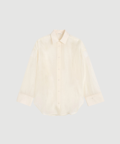Derris Silk Organza Shirt fra By Malene Birger er en transparent skjorte i silk organza med løs pasform og klassisk design. En elegant og moderne skjorte, perfekt til layering og både hverdags- og festlige looks.