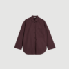 Derris Shirt fra By Malene Birger i aubergine er en klassisk skjorte i 100 % økologisk bomuld med oversized pasform og tidløst design. En elegant og alsidig skjorte til både hverdag og arbejde.