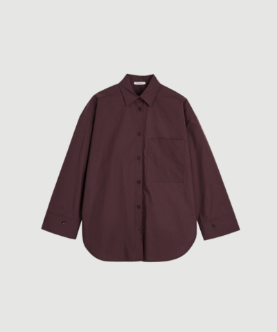 Derris Shirt fra By Malene Birger i aubergine er en klassisk skjorte i 100 % økologisk bomuld med oversized pasform og tidløst design. En elegant og alsidig skjorte til både hverdag og arbejde.