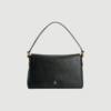 Lelou Leather Shoulder Bag fra By Malene Birger er en elegant skuldertaske i læder med minimalistisk design og justerbar rem. En stilren og funktionel taske, perfekt til både hverdag og mere elegante outfits.
