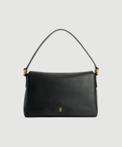 Lelou Leather Shoulder Bag fra By Malene Birger er en elegant skuldertaske i læder med minimalistisk design og justerbar rem. En stilren og funktionel taske, perfekt til både hverdag og mere elegante outfits.