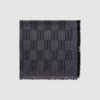 Mallon Scarf fra By Malene Birger er et elegant og tidløst tørklæde med minimalistisk design og blødt fald. En alsidig accessory, der passer perfekt til både hverdag og mere elegante outfits.