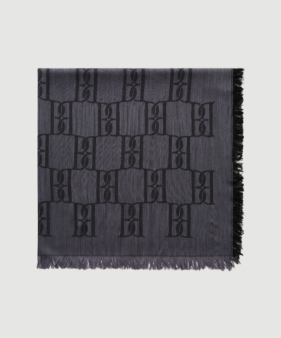 Mallon Scarf fra By Malene Birger er et elegant og tidløst tørklæde med minimalistisk design og blødt fald. En alsidig accessory, der passer perfekt til både hverdag og mere elegante outfits.