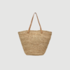 Mirabell Tote fra By Malene Birger er en rummelig taske i raffia med læderstropper og broderet monogram. En stilfuld og naturlig taske, perfekt til sommer, hverdag og ferie.