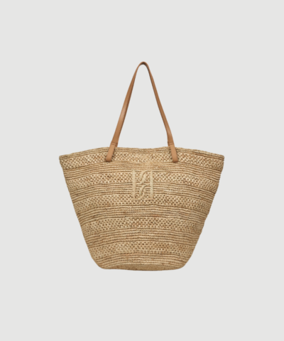 Mirabell Tote fra By Malene Birger er en rummelig taske i raffia med læderstropper og broderet monogram. En stilfuld og naturlig taske, perfekt til sommer, hverdag og ferie.