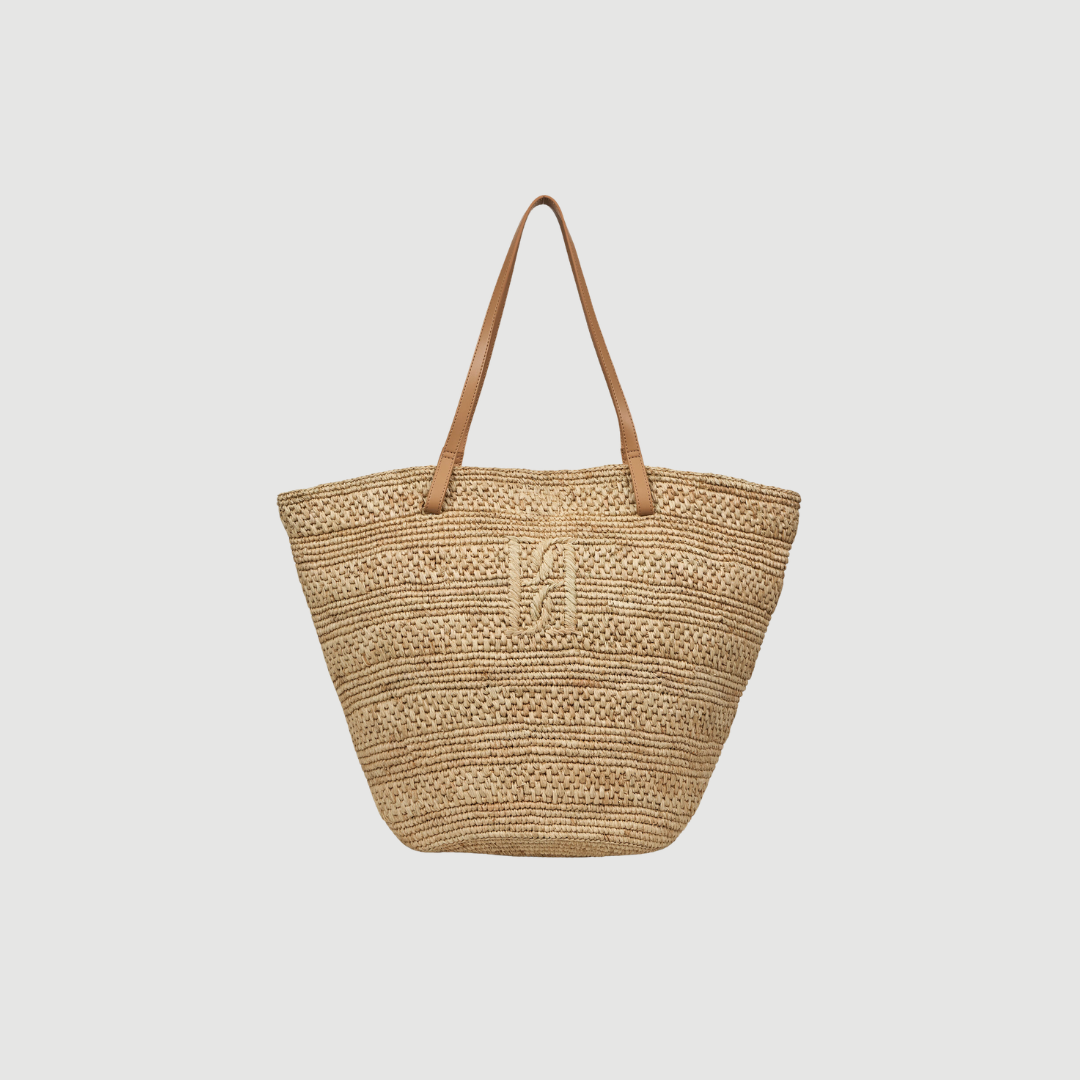 Mirabell Tote fra By Malene Birger er en rummelig taske i raffia med læderstropper og broderet monogram. En stilfuld og naturlig taske, perfekt til sommer, hverdag og ferie.