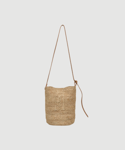 Mirabellee Bucket Bag fra By Malene Birger er en elegant taske i raffia med drawstring‑lukning og læderdetaljer. En let og stilfuld taske, perfekt til sommer, hverdag og ferie.