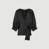 Pacey Satin Blouse fra By Malene Birger er en elegant bluse i satin med wrap‑design, V‑udskæring og justerbar talje. En feminin og alsidig style, der passer perfekt til både hverdag og fest.