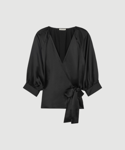 Pacey Satin Blouse fra By Malene Birger er en elegant bluse i satin med wrap‑design, V‑udskæring og justerbar talje. En feminin og alsidig style, der passer perfekt til både hverdag og fest.