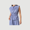 TennyCC Pleat Top fra Co’Couture er en elegant top i Denim Blue med smukke plissé‑detaljer og let pasform. Toppen har et flot fald og kan styles både til hverdag og fest, hvilket gør den til en alsidig garderobefavorit.