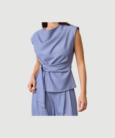 TennyCC Pleat Top fra Co’Couture er en elegant top i Denim Blue med smukke plissé‑detaljer og let pasform. Toppen har et flot fald og kan styles både til hverdag og fest, hvilket gør den til en alsidig garderobefavorit.