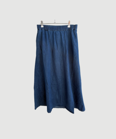 Melbourne Ankellang Denim Nederdel fra FRAU i farven Clear Blue Denim er en tidløs og enkel denimnederdel i 100 % økologisk bomuld. Nederdelen har elastisk talje, justerbar snøre og ankellang pasform, der giver et afslappet og brugbart look til både hverdag og fritid. Find FRAU Melbourne denim nederdel hos Merci Give.