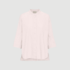 Seoul Short Shirt fra FRAU i farven Soft Pink er en afslappet skjorte i 100 % økologisk bomuld. Skjorten har kinakrave, 2/4 ærmer og en løs pasform med længere bagstykke, som giver et moderne og komfortabelt look.
