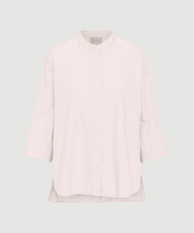 Seoul Short Shirt fra FRAU i farven Soft Pink er en afslappet skjorte i 100 % økologisk bomuld. Skjorten har kinakrave, 2/4 ærmer og en løs pasform med længere bagstykke, som giver et moderne og komfortabelt look.