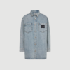 Miley Denim Shirt i bleached denim er en afslappet skjorte med klassisk design og lys vasket effekt. En alsidig denimskjorte, perfekt til både hverdag og lag‑på‑lag styling.