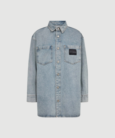 Miley Denim Shirt i bleached denim er en afslappet skjorte med klassisk design og lys vasket effekt. En alsidig denimskjorte, perfekt til både hverdag og lag‑på‑lag styling.