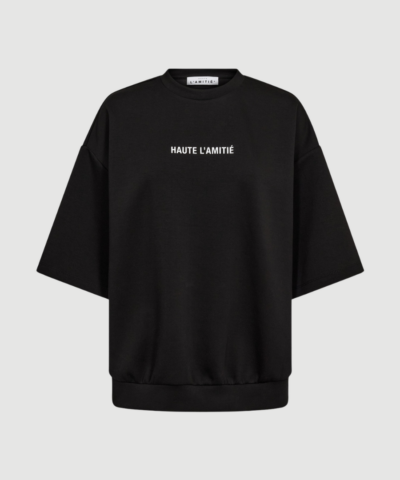 Back Print Studio SS Sweat i sort er en kortærmet sweatshirt med afslappet pasform og grafisk print på ryggen. En moderne og komfortabel style med et cool udtryk.