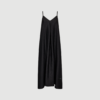 Corsica Pleat Strap Dress er en elegant sort kjole med smalle stropper og plisseret design. Kjolen er fremstillet i en behagelig viskoseblanding, har et let fald og er nem at style både til hverdag og fest. En tidløs kjole, der passer perfekt ind i enhver garderobe.