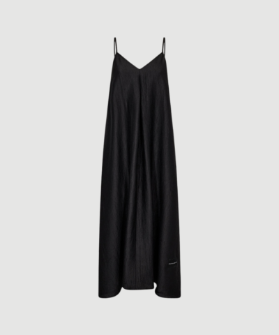 Corsica Pleat Strap Dress er en elegant sort kjole med smalle stropper og plisseret design. Kjolen er fremstillet i en behagelig viskoseblanding, har et let fald og er nem at style både til hverdag og fest. En tidløs kjole, der passer perfekt ind i enhver garderobe.
