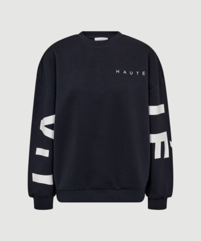 Maxi Split Logo Sweat i navy er en afslappet sweatshirt med grafisk logo og blød kvalitet. En stilren og komfortabel style, perfekt til hverdagsbrug.