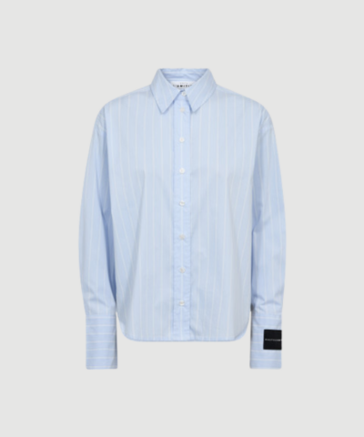 Sophie Classy Stripe Shirt i pale blue er en klassisk stribet skjorte med afslappet pasform og let kvalitet. En stilren og alsidig skjorte, perfekt til både hverdag og arbejde.