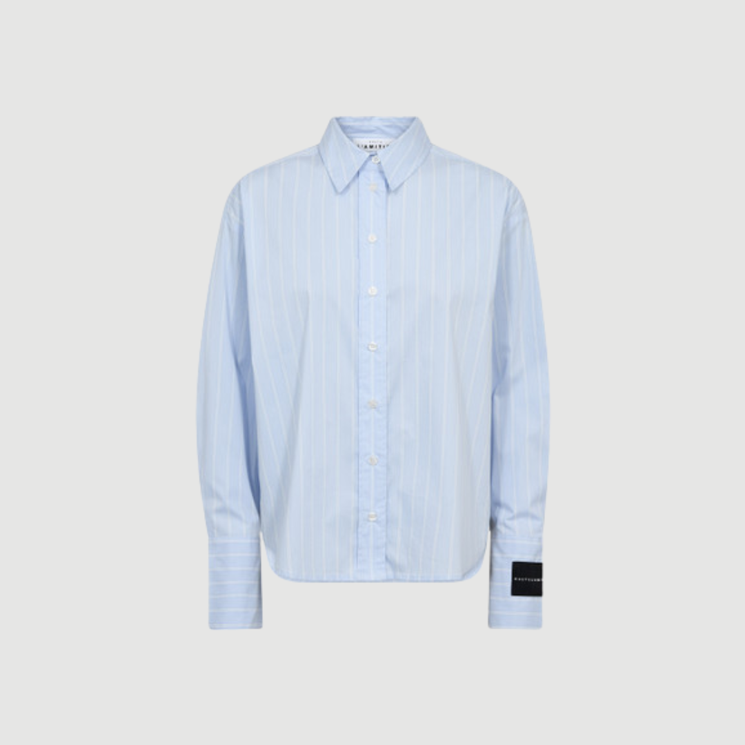 Sophie Classy Stripe Shirt i pale blue er en klassisk stribet skjorte med afslappet pasform og let kvalitet. En stilren og alsidig skjorte, perfekt til både hverdag og arbejde.