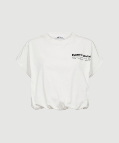 Noma NS Balloon Tee i hvid er en moderne T‑shirt i 100 % bomuld med ballonformet pasform og ærmeløst design. En enkel og stilren basisstyle, perfekt til både hverdag og sommerlooks.
