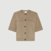 294HMBekin Jacket fra HUMMEL i Truffel Taupe er en kort jakke med lige pasform, rund hals og struktureret bomuldskvalitet. En stilren og moderne jakke, perfekt til både hverdag og lag‑på‑lag styling.