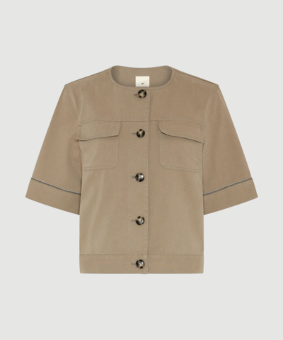 294HMBekin Jacket fra HUMMEL i Truffel Taupe er en kort jakke med lige pasform, rund hals og struktureret bomuldskvalitet. En stilren og moderne jakke, perfekt til både hverdag og lag‑på‑lag styling.