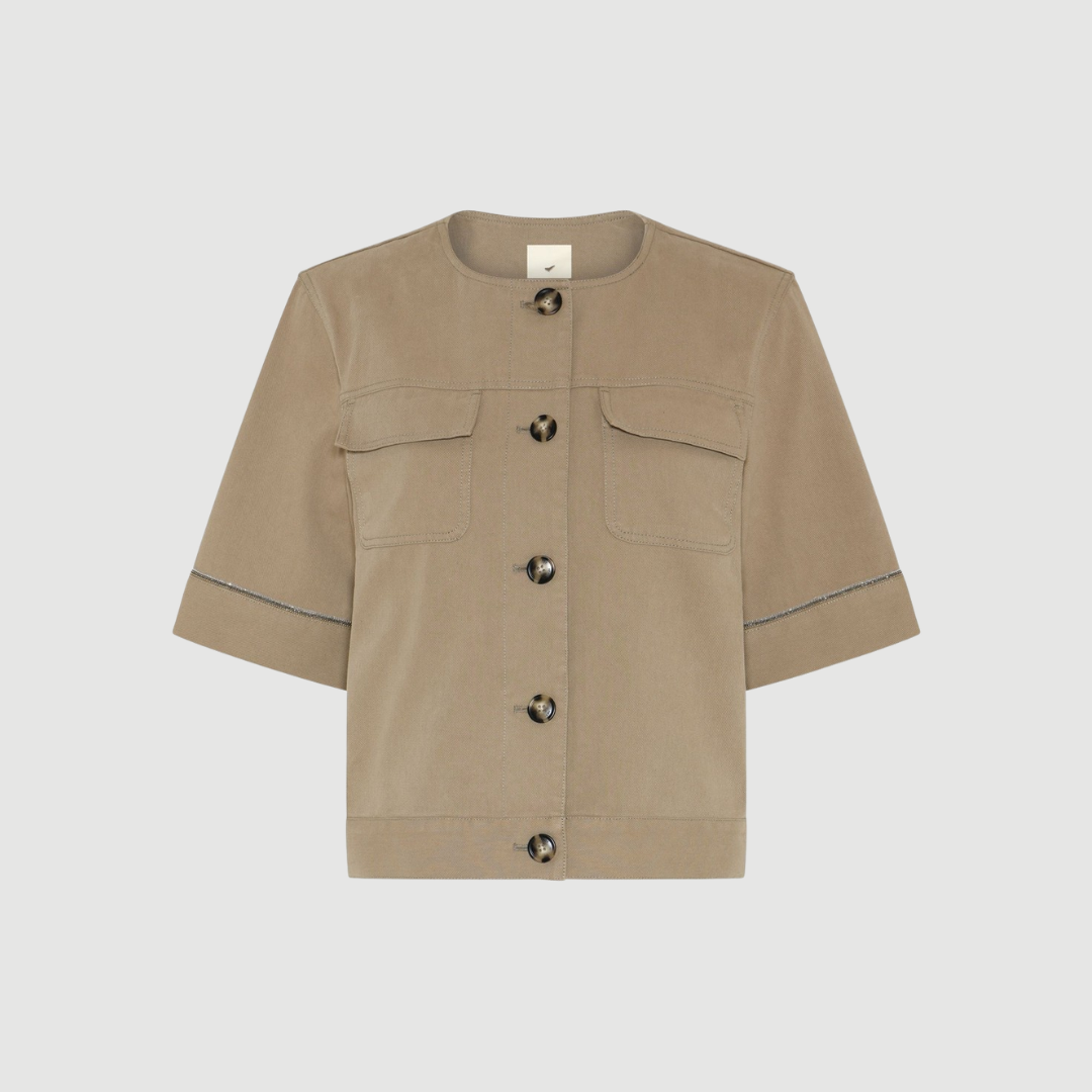 294HMBekin Jacket fra HUMMEL i Truffel Taupe er en kort jakke med lige pasform, rund hals og struktureret bomuldskvalitet. En stilren og moderne jakke, perfekt til både hverdag og lag‑på‑lag styling.