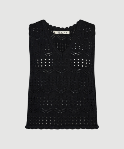 IVY‑Breeze Crochet Top V‑neck er en feminin top i 100 % bomuld med åben crochet‑struktur og smukke scallop‑detaljer. Toppen har V‑udskæring og let pasform, hvilket gør den perfekt til sommerens outfits og lag‑på‑lag styling.