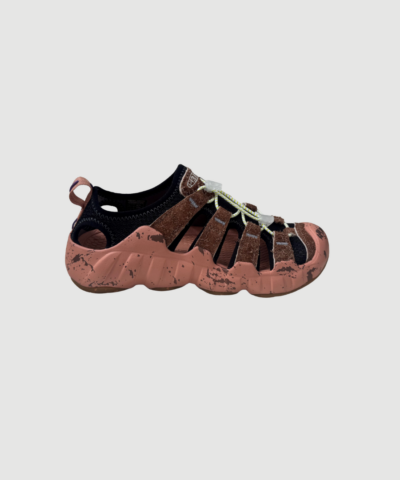 KEEN Hyperport H2 Sandal til kvinder i natur er en komfortabel og funktionel sandal med lukket tå og justerbar pasform. Perfekt til både hverdag, ferie og aktive dage med fokus på støtte og komfort.