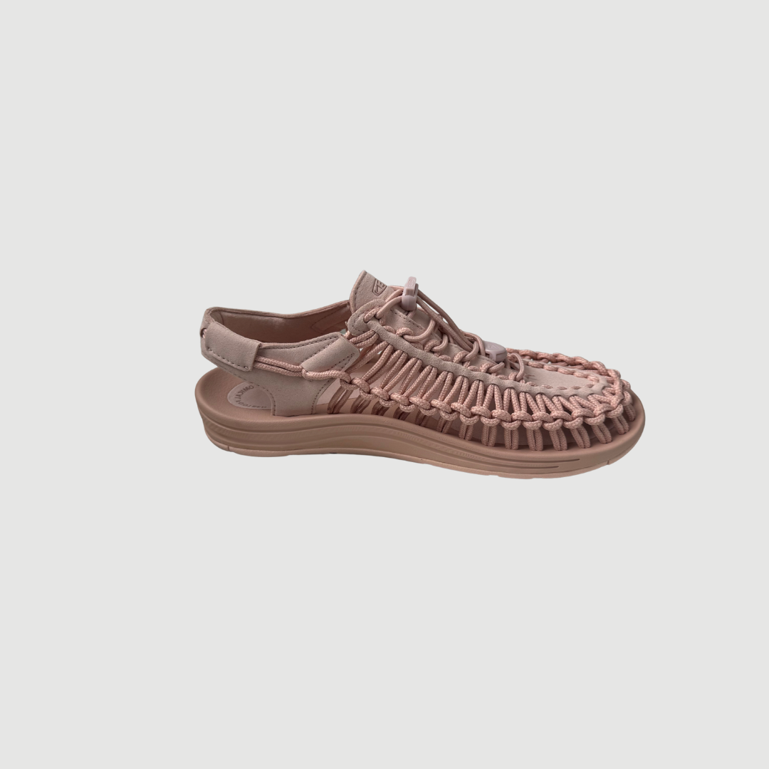 KEEN UNEEK Canvas Sandal til kvinder i rosa er en komfortabel og fleksibel sandal med ikonisk snøredesign. Perfekt til sommer, ferie og hverdagsbrug med optimal pasform og støtte.